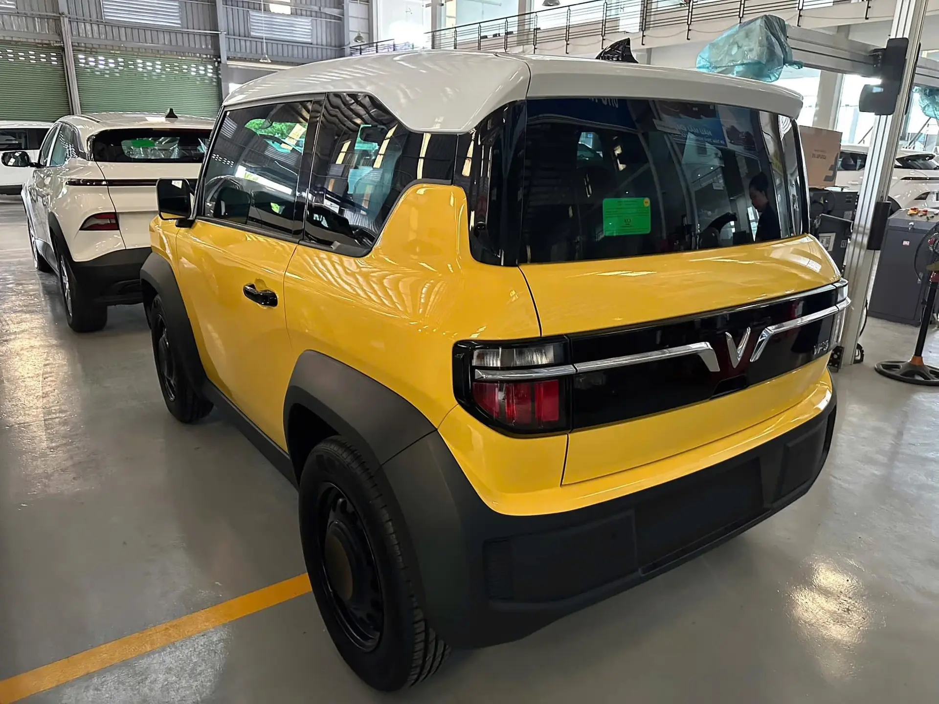 Đuôi xe VinFast VF 3 màu vàng