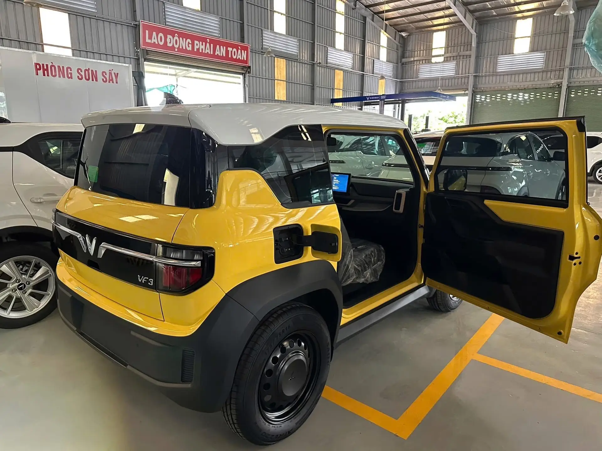Thân xe VinFast VF 3 màu vàng