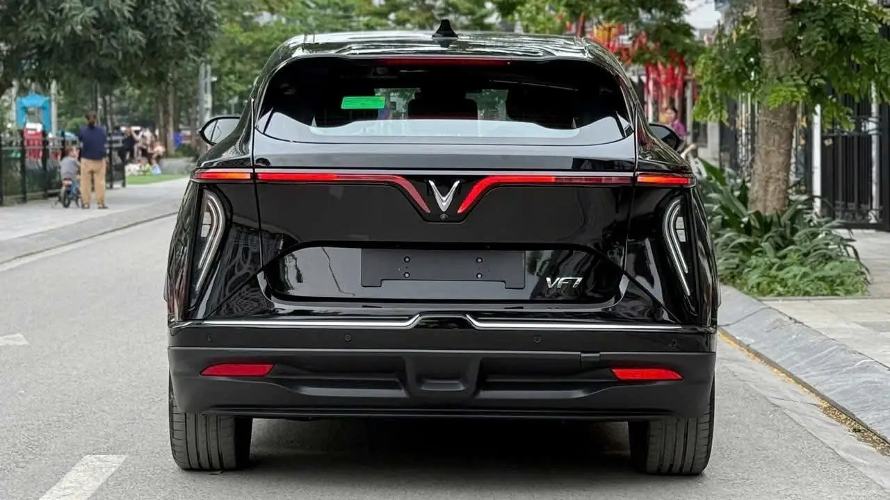 Đuôi xe VinFast VF 7 màu đen