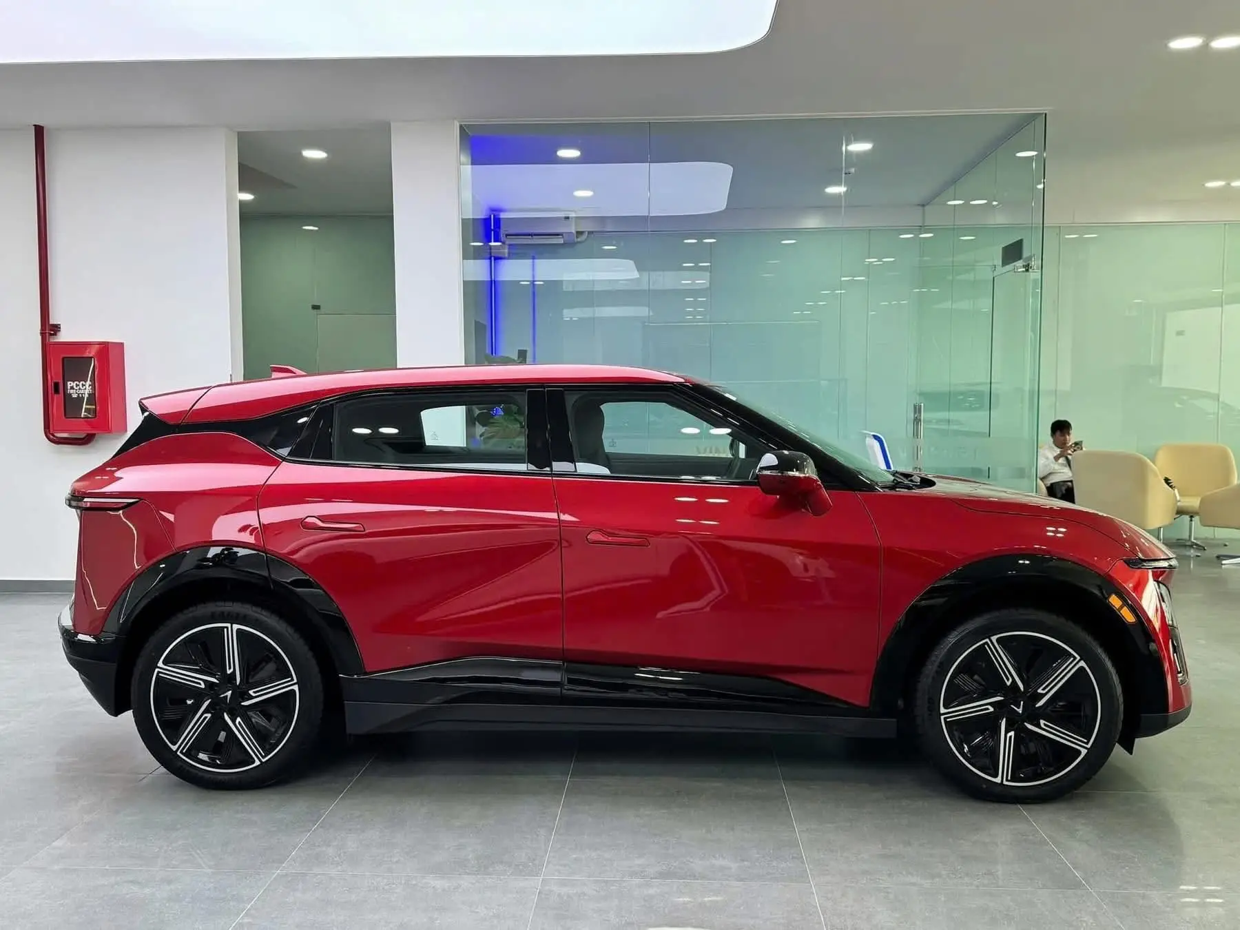 Thân xe VinFast VF 7 màu đỏ