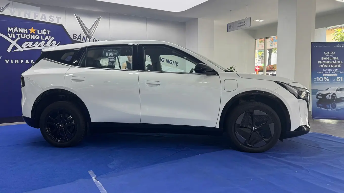 Thân xe VinFast VF 8 màu trắng
