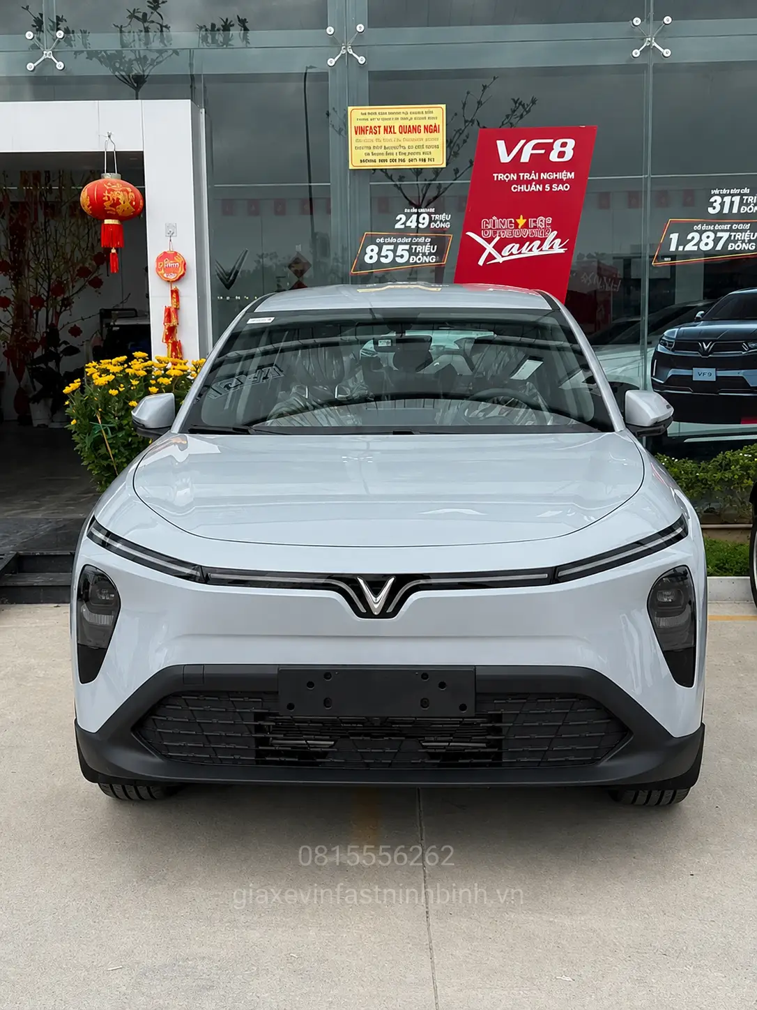 Đầu xe VinFast MPV 7 màu xám