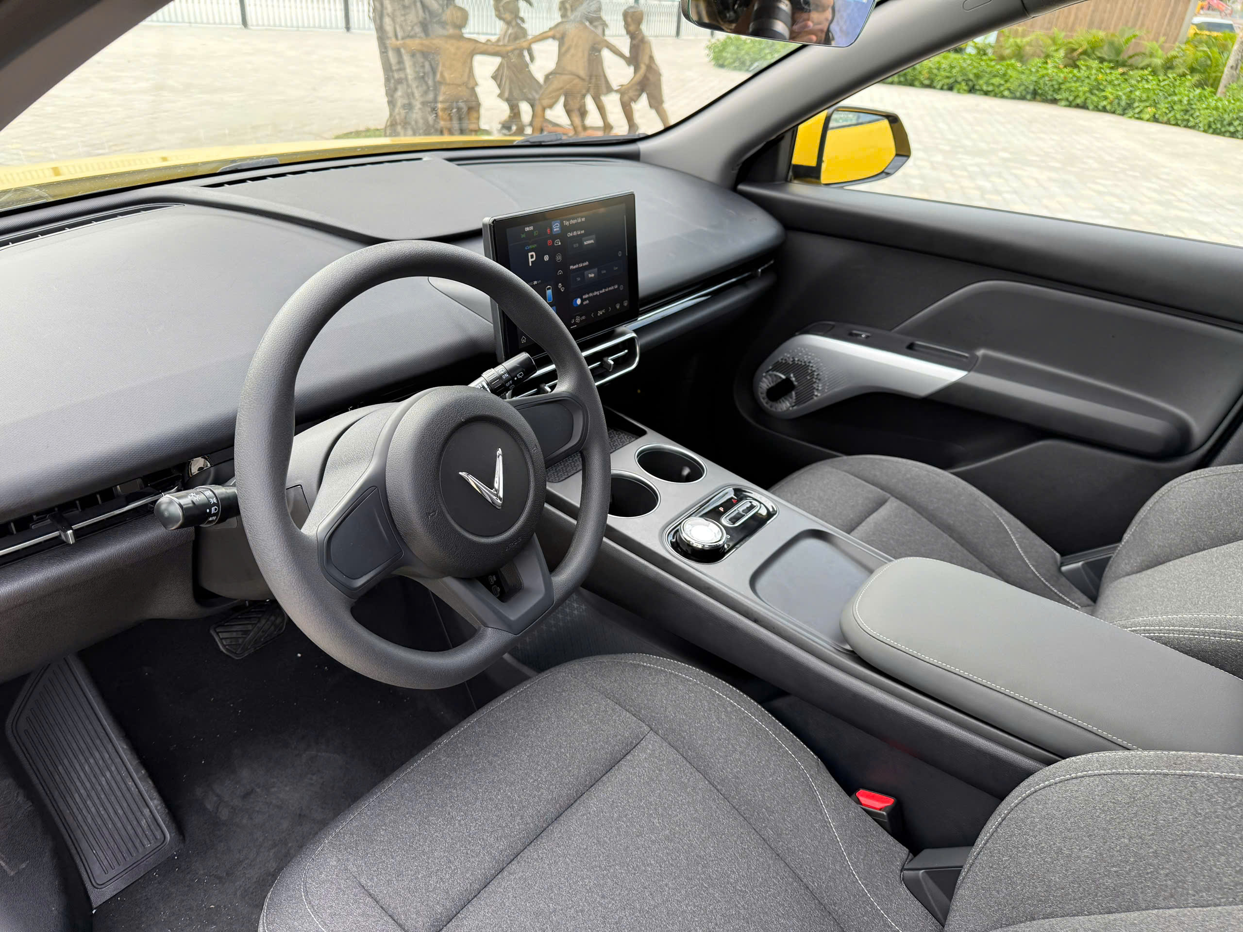 Góc nhìn người lái VinFast Limo Green